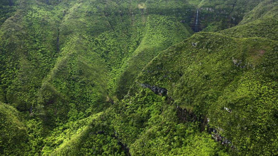 Deep gorges and waterfalls contrast with rising peaks