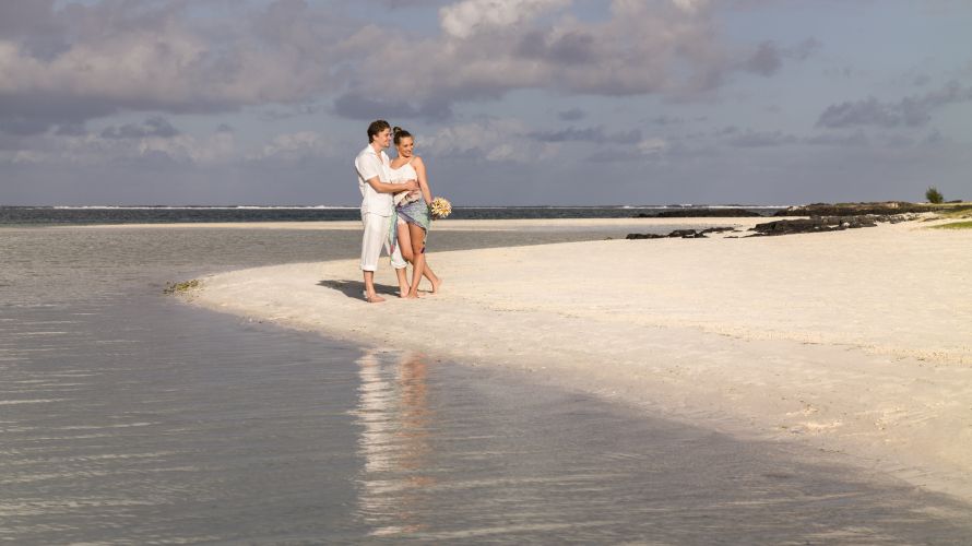 Honeymoon & Wedding couple at the beach, Mauritius