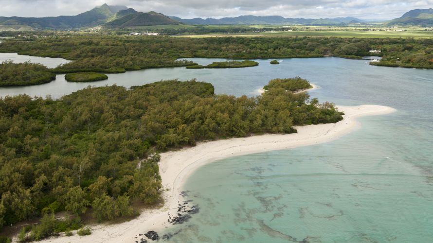 The Île aux Cerfs lies in a beautiful shallow lagoon, close to the mainland